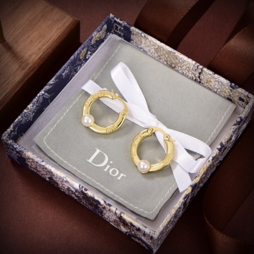 Dior round pearl earings