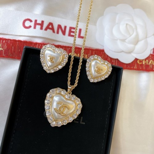 Chanel pearl set ( necklace + earings )