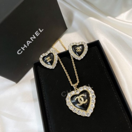 Chanel pearl set ( necklace + earings ) 02