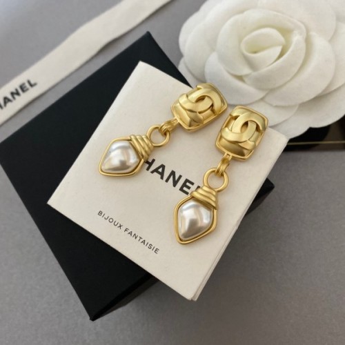 Chanel long pearl earings 02