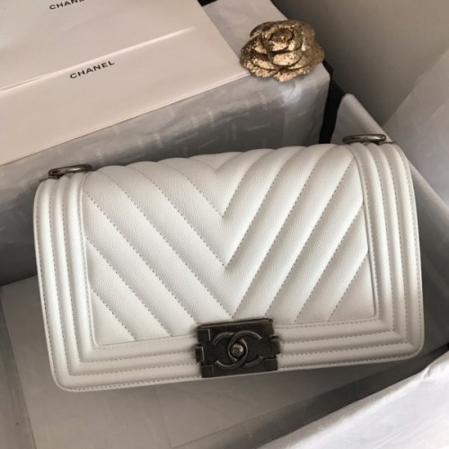 Chanel boy flapbag V white caviar leather 25cm