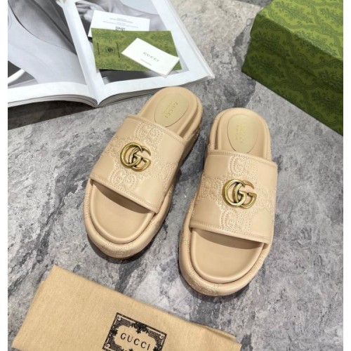 Gucci beige leather slippers