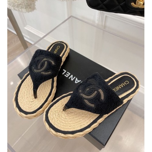 Chanel slippers in raffia